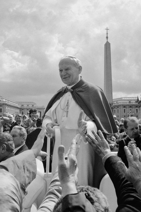 Pope Saint John Paul Ii, San Juan Pablo Ii, Catholic Wallpaper, Lives Of The Saints, Religious Photos, Catholic Pictures, Catholic Decor, St John Paul Ii, Catholic Images