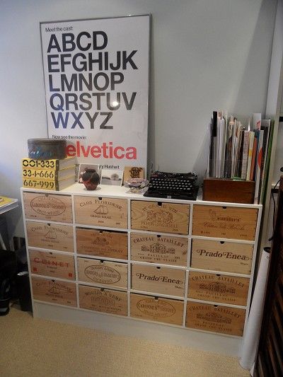 Casa di Aria: DIY 1-2-3: How to Create an Affordable, Industrial Wine Crate Shelf Wine Crate Storage, Diy Wood Chest, Wine Crate Shelf, Crate Shelves Diy, Wooden Wine Crates, Wooden Shipping Crates, Crate End Tables, Wooden Wine Boxes, Crate Shelves