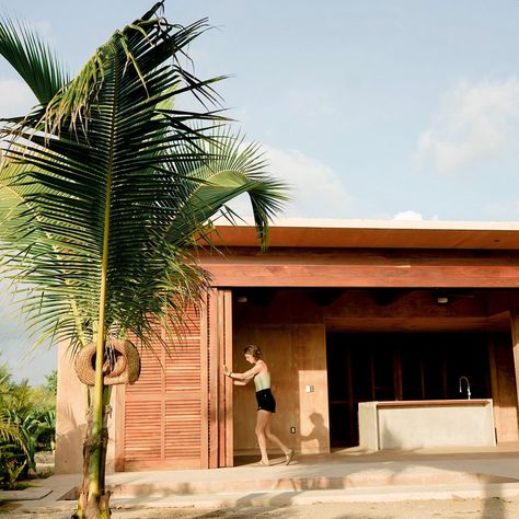 House Tokyo, Elevated Gardening, Moore House, Smooth Concrete, Stone Retaining Wall, Concrete Houses, Concrete Facade, Load Bearing Wall, Spanish Architecture