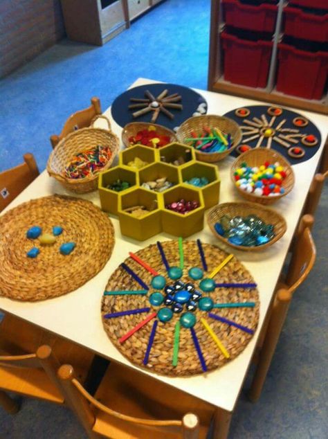 Loose part provocation >> I absolutely love that honeycomb container!!! Reggio Emilia Classroom, Reggio Inspired Classrooms, Reggio Classroom, Reggio Inspired, Invitation To Play, Loose Parts, Play Based Learning, Fine Motor Activities, Preschool Classroom