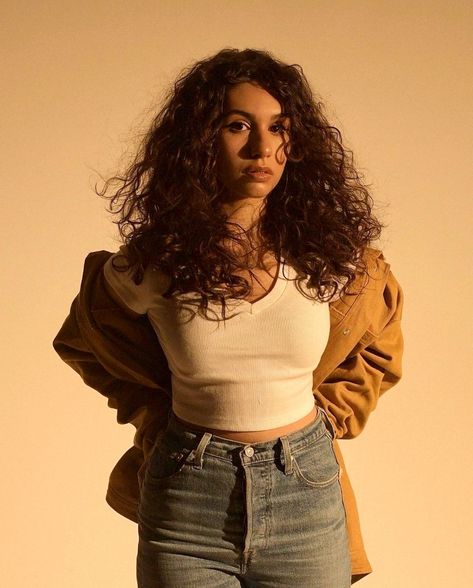 Alessia Cara Style, Alessia Cara, Brown Girl, Female Singers, Celebrity Look, Cute Celebrities, Celebrity Pictures, Outfit Idea, Female Artists