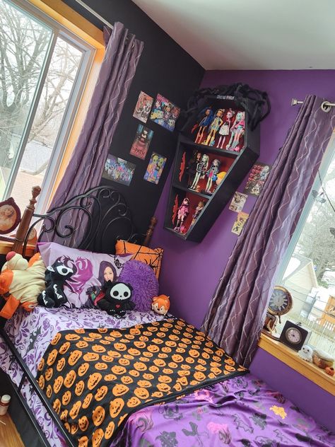 Mallgoth Bedroom, Grey And Purple Bedroom, Goth Kids Room, Bedroom Goth, Mall Goth Bedroom, Scenecore Bedroom, Creepy Cute Room, Neon Goth Bedroom, Scene Bedroom Ideas