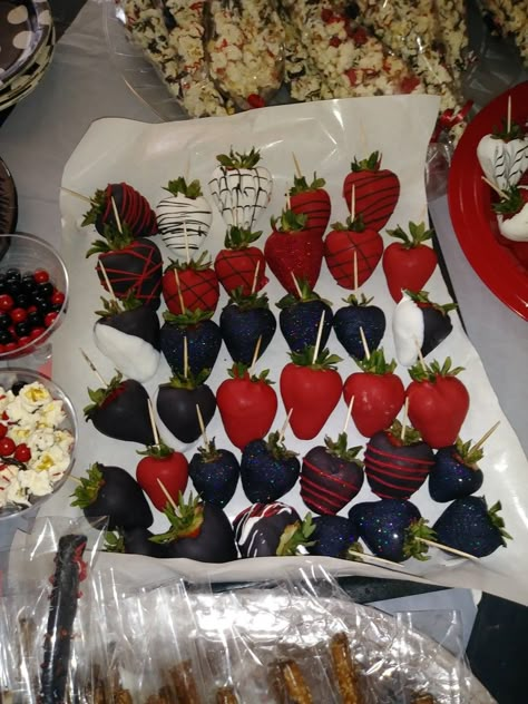 Black And Red Food Party Ideas, Red Black And Gold Dessert Table, Red And Black Party Aesthetic, 18th Birthday Party Ideas Red And Black, Red And Black Chocolate Strawberries, Dark Red Party Aesthetic, Red And Black Desserts, Black And Red 18th Birthday, Red And Black Treats