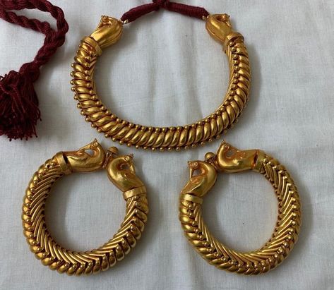 Shindeshahi Tode Gold, Gold Temple Jewellery, Antique Necklaces Design, Antique Gold Jewelry Indian, Bridal Jewelry Vintage, Fancy Jewelry Necklace, Bridal Jewellery Design, Jewelry Set Design, Gold Bridal Jewellery Sets