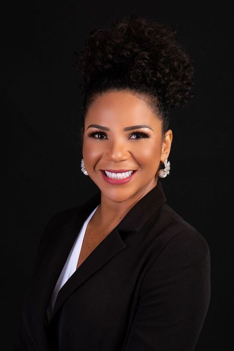 Corporate Headshot Black Women, Executive Profile Photo, Professional Headshots Black Women Business Portrait, Realtor Headshots Black Women, Professional Headshots Poses, Headshots Black Women Professional, Office Headshots Corporate Photography, Black Woman Headshots, Office Makeup Looks Business