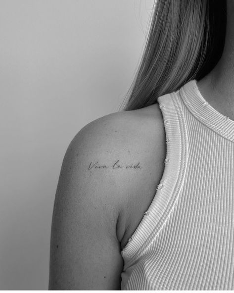 Writing Tatoos Woman, Collar Bone Text Tattoo, Top Of Shoulder Script Tattoo, Words Shoulder Tattoo, Worth The Wait Tattoo, Balance Script Tattoo, Collar Bone Quote Tattoo, Mini Shoulder Tattoo, Family Word Tattoo