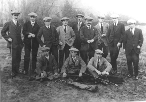 1920's golfers. Look how much body those Flat Caps have got! Edwardian Mens Fashion, 1920s Mens Clothing, 1920s Mens Hats, Newspaper Boy Hat, 1920s Mens Fashion, Modern Suits, Mens Hats, Country Wear, Mens Fashion Inspiration