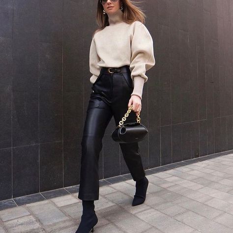 The Frankie Shop (@thefrankieshop) • Instagram photos and videos European Street Style, Preppy Girls, The Frankie Shop, Turtleneck Pullover, Frankie Shop, Paris Street Style, Autumn Street Style, Sleeves Top, Street Style Chic