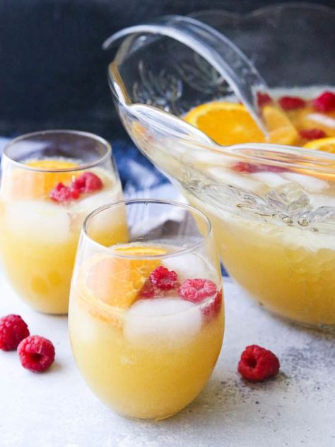 This big batch of mimosas served in a punch bowl is perfect for a brunch party! Big Batch Brunch Cocktails, Breakfast Punch, Mimosa Punch, Champagne Punch Recipes, Brunch Punch, Party Beverages, Alcoholic Punch Recipes, Completely Delicious, Champagne Punch