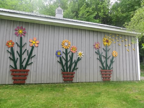 Wooden flowers Fence Art, Flowers Painted, Outdoor Crafts, Diy Outdoor Decor, Yard Project, Fence Decor, Garden Yard Ideas, Wood Flowers, Wooden Flowers