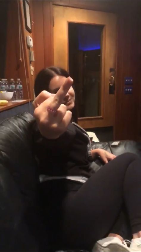 21/ Oct/ 2018 Lana Del Rey Flipping Off, Lana Middle Finger, Iconic Lana Del Rey Pictures, Lana Del Rey Middle Finger, Flipping Off Aesthetic, Flipping Off The Camera, Lana Del Rey Pictures, Flipping Off, Flip Off