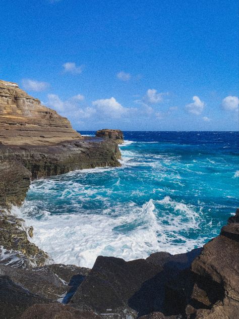 Waimea Falls Oahu, China Walls Hawaii, Hawaii Views Aesthetic, Hawaii Water, China Walls Oahu, Ocean Aesthetic Hawaii, Surfer Vibes, Hawaii Aesthetic, Travel Aesthetics