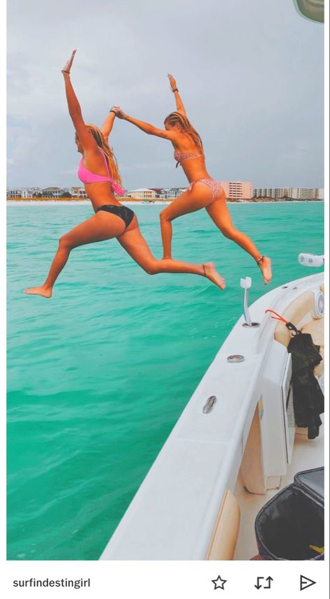 Lake Havasu Picture Ideas, Boat Posing Ideas, Best Friend Boat Pictures, Best Friend Lake Pictures, Lake Poses Picture Ideas With Friends, Boat Photoshoot Ideas Friends, Lake Pictures With Friends Boats, Lake Day Pictures Best Friends, Boat Day Picture Ideas