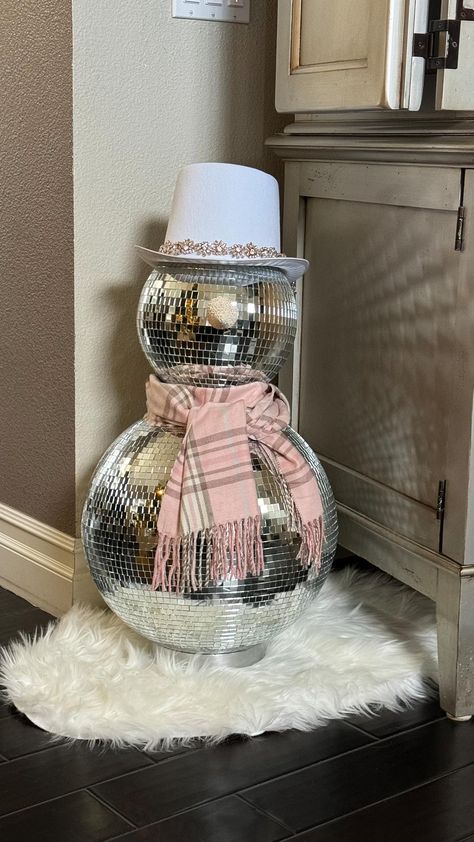 ☃️🪩 Disco ball snowman 🪩☃️ Snowman Disco Ball, Mirror Christmas Decor, Disco Snowman, Disco Christmas Tree, Disco Ball Snowman, Snowflake Dance, Christmas Disco Ball, Disco Ball Christmas, Christmas Disco