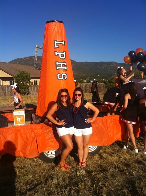 Cheer Parade Float Ideas, Cheer Float Ideas Parade, Pom Squad, Youth Cheerleading, Cheerleading Ideas, Homecoming Floats, Cheer Things, Parade Ideas, Cheer Megaphone