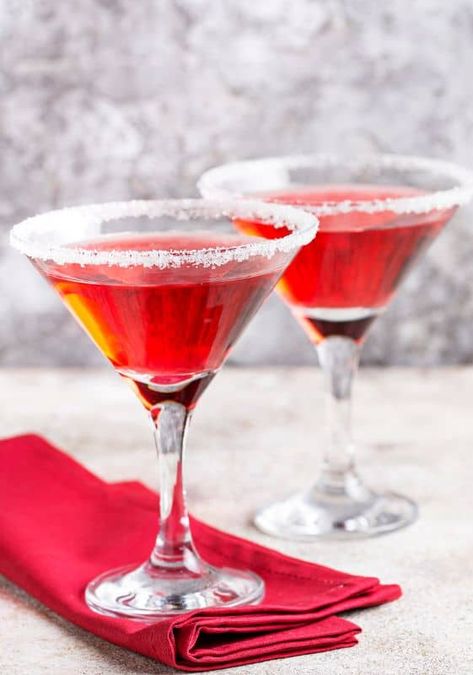 Cranberry Kringle Cocktail Recipe - BeCentsational Vodka Sour, Low Calorie Cocktails, Cranberry Juice Cocktail, Christmas Punch Recipes, Cocktails To Try, Holiday Drink, Christmas Punch, Festive Cocktails, Peach Schnapps