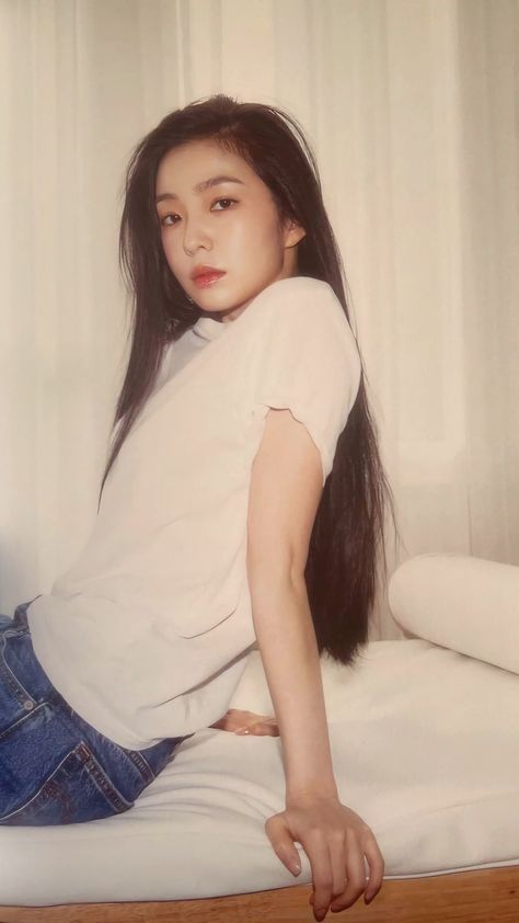 Red Velvet Photoshoot, Kang Seul-gi, Vogue Covers, Red Velvet Irene, Girl Cakes, Editing Pictures, Kpop Girl Groups, Soft Velvet, South Korean Girls