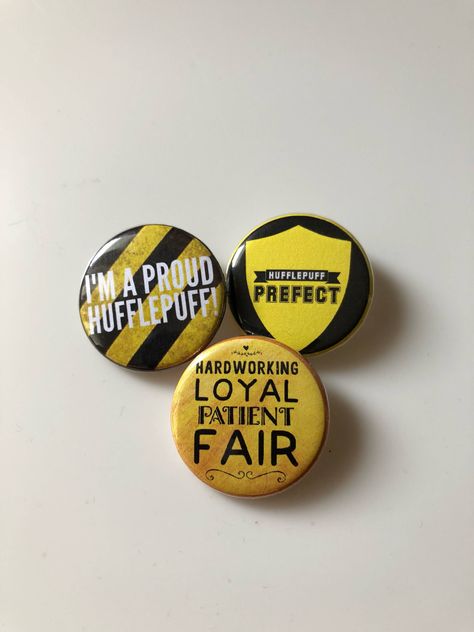 Hufflepuff Prefect, Badger Hufflepuff, Harry Potter Pins, Survive School, House Hufflepuff, Hufflepuff Badger, Harry Potter Voldemort, Pins Ideas, Button Ideas