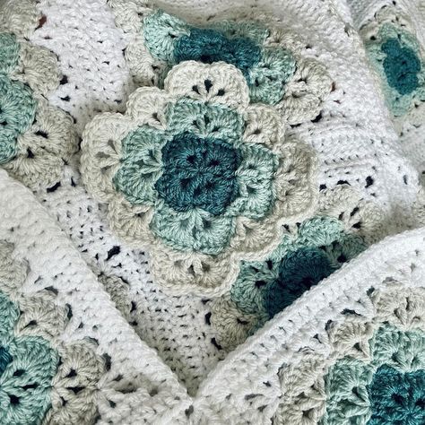 Beautiful Shells Blanket Crochet Shell Blanket, Crochet Blanket Free, Crochet Flower Granny Square Pattern, Modern Crochet Blanket, Beautiful Shells, Crochet Applique Patterns Free, Granny Square Crochet Patterns Free, Crochet Shell Stitch, Crochet Stitches For Blankets