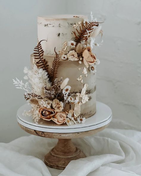 30 WEDDING DESSERT IDEAS BY CAKE HOUSE - CELEBRATING HUMANS IN LOVE. Rustic Cake Ideas Wedding, Rustic Boho Wedding Cake And Cupcakes, Rustic Chic Wedding Cake, Western Wedding Cakes Rustic, Boho Cake Wedding, Boho Western Wedding Cake, Wedding Cake Boho Rustic, Wedding Cake Boheme, Western Wedding Cake Ideas