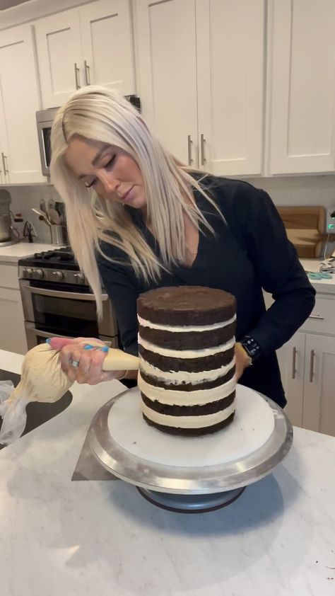 Whitney Berge | 🧁 How I load my Pastry Bags with Piping Tips. 🧁 The reason I double bag, is awesome because you can switch out colors and use the same… | Instagram Stacking Cakes, Frosting A Cake, Pastry Bags, Piping Frosting, Baked Cakes, Cold Cake, How To Stack Cakes, Piping Bag, Warm Cake