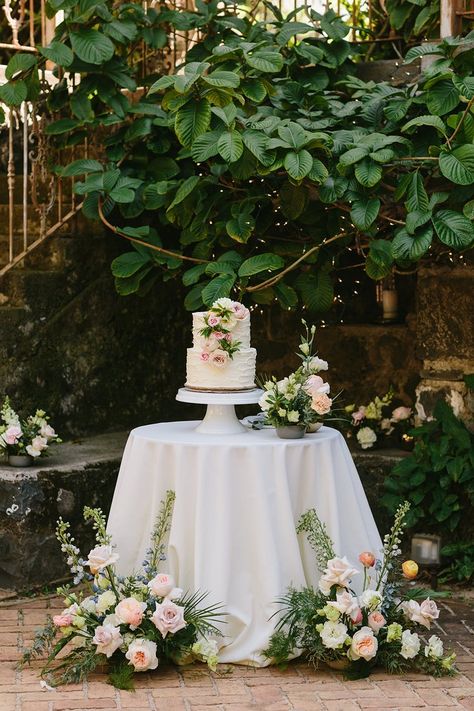 Sarah & Luke — Bella Bloom Maui Cake Table Flower Arrangements, Simple Cake Table Decor, Cake Table Flowers, Nikah Decor, Table Flower Arrangements, Wedding Colours, Cake Table Decorations, Wedding Cake Table, Cake Flowers