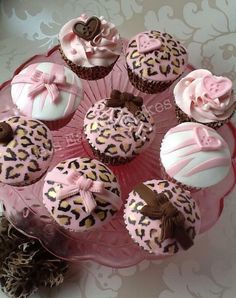 Pink, white & leopard cupcakes Leopard Print Cupcakes, Bday Party Theme, Hello Kitty Birthday, Pretty Birthday Cakes, Cute Birthday Cakes, Köstliche Desserts, Cute Desserts, Pretty Cakes, Cute Cakes