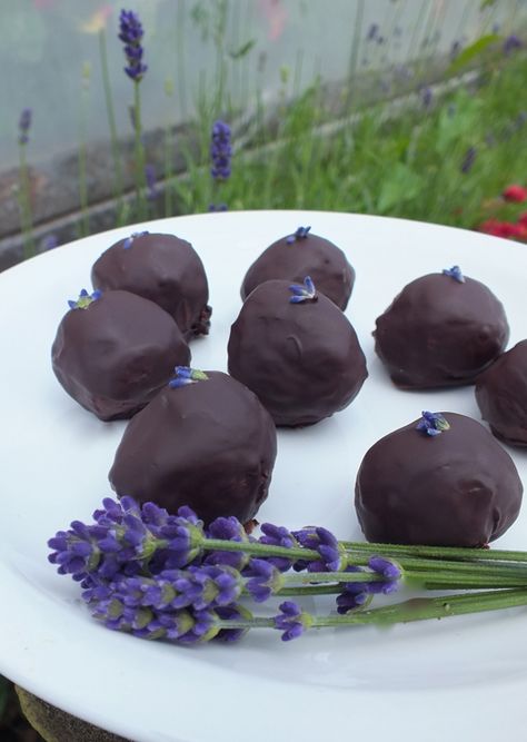 Homemade lavender chocolate truffles Lavender Truffles, Lavender Treats, Lavender Food, Lavender Chocolate, Edible Flowers Recipes, Lavender Recipes, Floral Ice, Culinary Lavender, Truffles Recipe