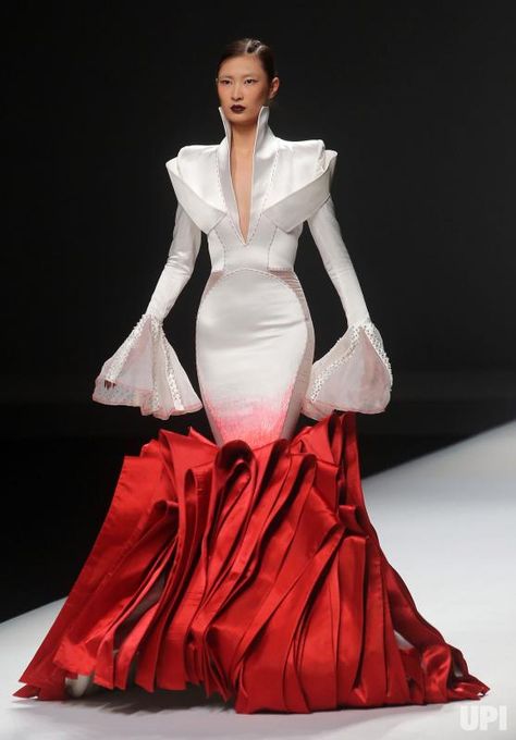 China Fashion Week, Runway Fashion Couture, Futuristic Fashion, International Fashion, Harajuku Fashion, China Fashion, Beautiful Gowns, Beijing, Couture Fashion