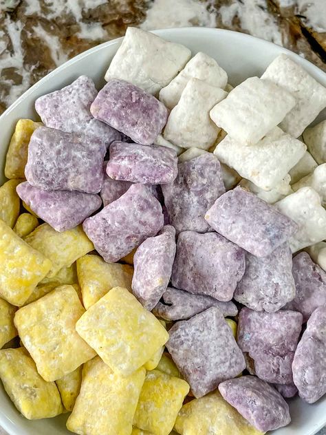 Minnesota Vikings Puppy Chow is a perfect game day recipe! Root for your favorite football team with a sweet and salty snack. Gluten free and made with Chex and candy melts. Mn Vikings Birthday Party, Minnesota Vikings Birthday Party, Minnesota Vikings Party, Nfl Food, Best Bread Pudding Recipe, Football Treats, Viking Food, Football Appetizers, Mn Vikings