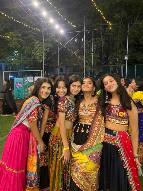 Navratri Girls Look, Garba Outfit Ideas For Women, Garba Night Photos, Navratri Outfit Inspo For Women, Dandiya Poses With Friends, Garba Group Photo, Garba Pictures Aesthetic, Dandiya Night Photo Ideas, Navratri Poses For Women