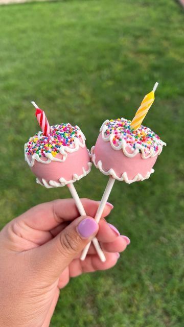 Birthday Cake Cakepops, Cake Pops Cute Ideas, Cake Pop For Birthday, Bday Cake Pops, Cake Pop Birthday Display, Diy Cake Pop Decorating, Cake Pop Cupcakes, Birthday Cake Pops For Women, Cake Pop Basket