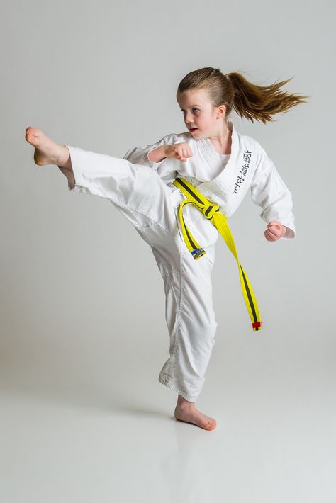 Oh, yeah, she's having fun! Karate Club, Kids Karate, Gym Wallpaper, Martial Arts Kids, Combat Gear, People Figures, Photoshoot Studio, Martial Arts Women, Human Poses Reference