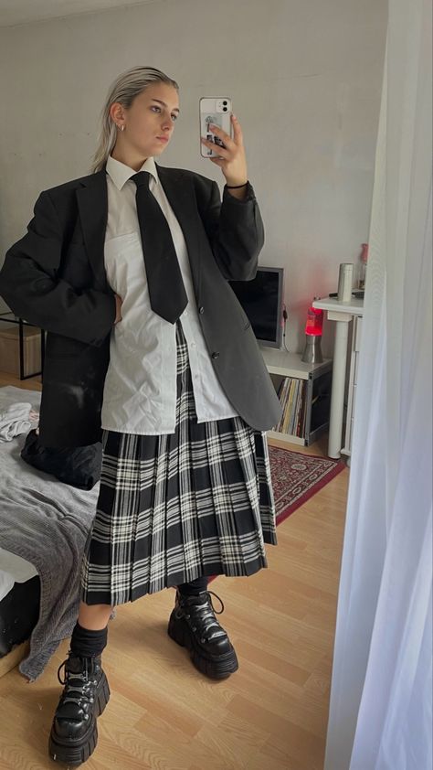 Punk Minimalist Style, Blue Tartan Skirt Outfit, Winter Fashion Midsize, Masculine Skirt Outfit, Masc Skirt Outfit, Kilt Outfits Women, Winter Outfits Alt, Female Gaze Outfits, Punk Outfits Aesthetic