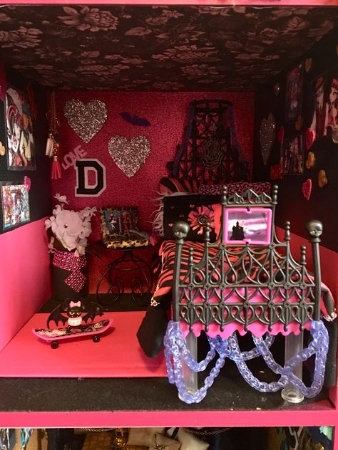 (Full View) Draculara Bedroom Monster High House High Room Ideas, Monster High Beds, Monster High Bedroom, Monster High Crafts, Monster High Room, Monster High Dollhouse, Monster High House, Monster High Ghoulia, High Room