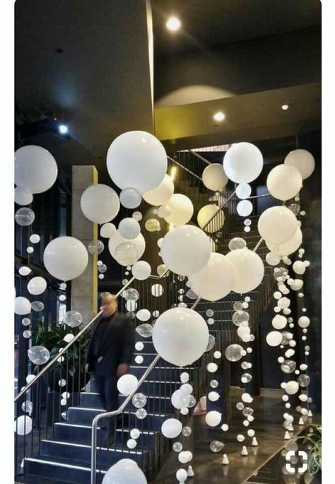 Looks like they have weights at the bottom. Just fill the top one with helium and tie the rest on to the fishing line Diy Ballon, White Party Decorations, Stairway Decorating, Ballon Party, Homemade Bows, Graduation Balloons, Candy Land Christmas Decorations Diy, Diy Balloon, Diy Apartment Furniture