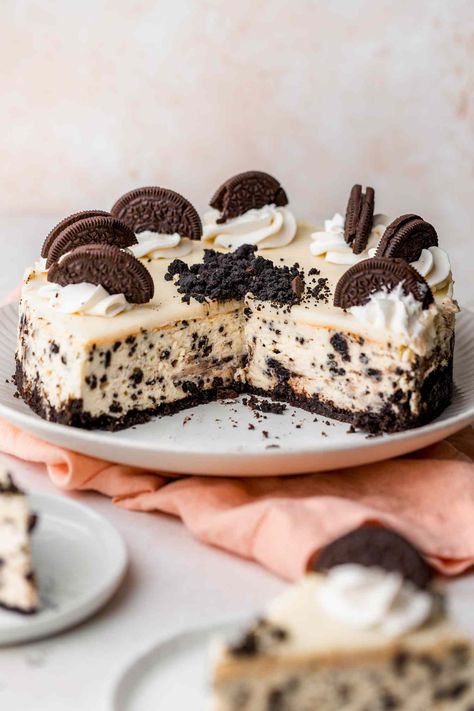 Oreo Cheesecake Recipe Oreo Cheesecake Cake, Oreo Cheesecake Recipe, Cake Oreo, Oreo Cheesecake Recipes, Cookies And Cream Cheesecake, Whiskey Cake, Baked Cheesecake, Cream Cheesecake, Oreo Brownies