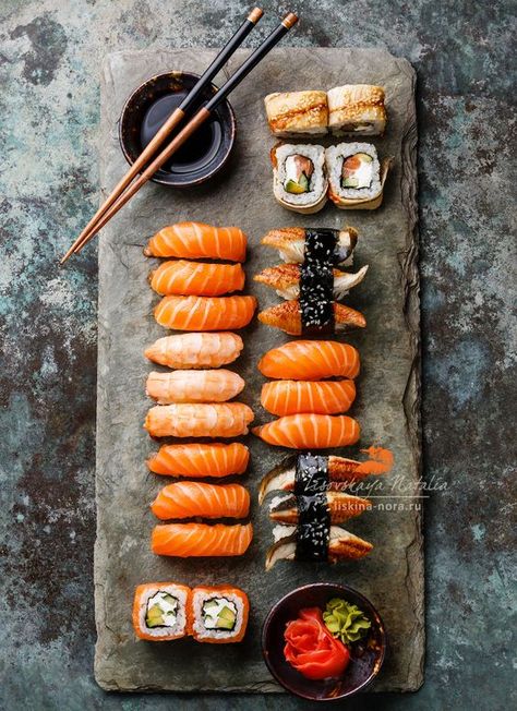 Resep Sushi, Sushi Set, Sushi Recipes, Sushi Bar, Japan Food, Sushi Rolls, Beautiful Food, Chopsticks, Pretty Food