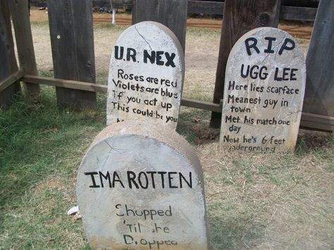 Gravestone Quotes. QuotesGram Funny Headstones, Halloween Tombstone Sayings, Tombstone Sayings, Halloween Tombstones Diy, Halloween Headstone, Halloween Gravestones, Hallowen Ideas, Halloween Graveyard, Halloween Tombstones