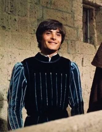 Vintage Celebrity Photos, Romeo And Juliet Movie, Romeo And Juliet Project, Olivia Hussey And Leonard Whiting, Olivia Hussey And Leonard, Film Romeo And Juliet, Romeo And Juliet Costumes, Zeffirelli Romeo And Juliet, Romeo Montague