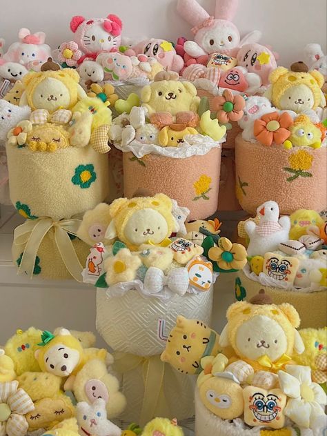 Plushie Bouquet Diy, Plushie Packaging Ideas, Crochet Hampers Idea, Pompompurin Bouquet, Candy Bouquet Diy, Wedding Gifts Packaging, Gift Bouquet, How To Wrap Flowers, Diy Crafts Paper Flowers