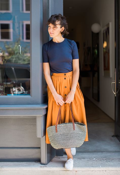 A Week of Outfits: Sarah Ali Pacha Casual French Style, French Style Outfits, Fall Outfits Street Styles, Summer/fall Outfits, Estilo Hipster, Midi Skirt Outfit, Long Skirt Outfits, Rock Outfit, Orange Skirt