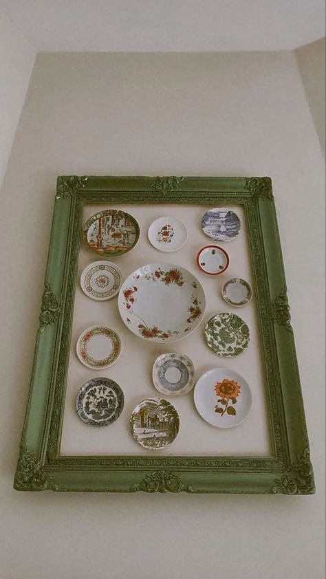 Plates In Frames Wall Decor, Glass Plate Wall Decor, Plates On Bathroom Wall, Vintage Plate Display Ideas, Plates On Kitchen Wall, Display Plates On Wall, Spoon Collection Display Ideas, Boho Plates On Wall, Wall Plate Display