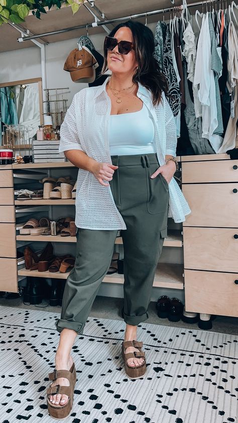 Outfit Inspo Cargo Pants, Plus Size Airport Outfit, Bussines Casual Woman, Midsize Summer Outfit, Midsize Fashion Summer, Midsize Women, Hot Day Outfit, Chubby Style, Hot Weather Outfits