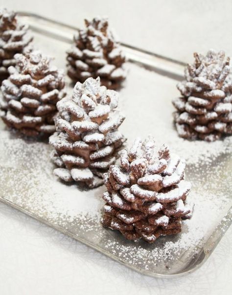 Recipe: Snowy Chocolate Pinecones (made from nutella and cereal)¸.•♥•.  www.pinterest.com/WhoLoves/Christmas  ¸.•♥•.¸¸¸ツ #Christmas Chocolate Pinecones, Festive Thanksgiving Desserts, Dessert Original, Think Food, Thanksgiving Desserts, Christmas Snacks, Christmas Cooking, Holiday Desserts, Sweets Treats