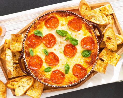 Hot Honey Pizza, White Pizza Dip, Pizza Dip Recipes, Pepperoni Pizza Dip, Honey Pizza, Pizza Dip, Bagel Chips, White Pizza, Brunch Drinks