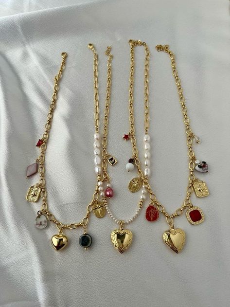 Different Necklace Chain Styles, Cute Vintage Necklace, Vintage Jewelry Outfit, Statement Charm Necklace, Charm Necklace Chain, Charm Necklace Inspiration, Charm Necklace Vintage, Make Your Own Charm Necklace, Charm Necklace Ideas Diy Jewelry