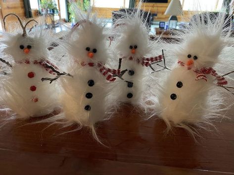 No sew frazzled snowmen  | Facebook How To Make A Frazzled Snowman, Frazzled Snowman Craft, How To Make Frazzled Snowmen, Frazzled Snowman Tutorial, Diy Frazzled Snowman, Fuzzy Snowman Diy, Frazzled Snowmen Diy, Frazzled Snowman Diy, Frazzled Snowman