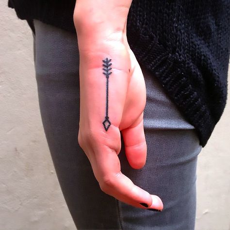 Small Arrow on Hand Tattoo Idea - Black arrow on the girl's hand. Arrow Hand Tattoo, Arrow Tattoo Finger, Hand Tattoo Images, Meaning Of Arrow Tattoo, Herren Hand Tattoos, Tattoo Arrow, Small Arrow Tattoos, Side Hand Tattoos, Le Tattoo