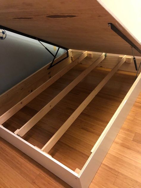 Under Bed Storage Lift Up, Queen Bed With Storage Diy, Lift Storage Bed Diy, Diy Lift Bed, Diy King Bed Frame With Storage, Diy Bed Storage, Small Studio Bedroom, Diy Storage Bed Frame, Small Bedroom Ideas With Desk